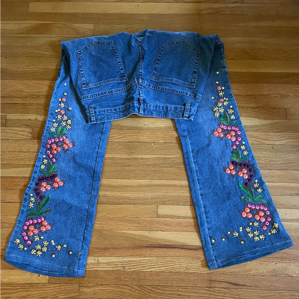 ***Sale*** 🌻 EUC Cache Embroidered Flare Leg Jeans. Originally $50